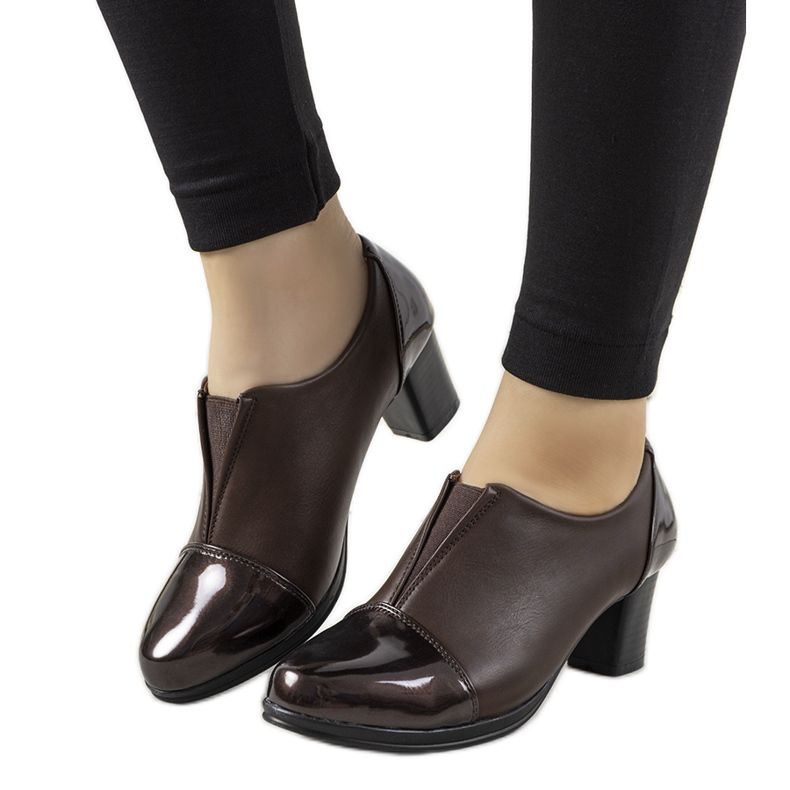 Des richelieus marrons au poste de Villareal brun Des richelieus marrons au poste de Villareal brun