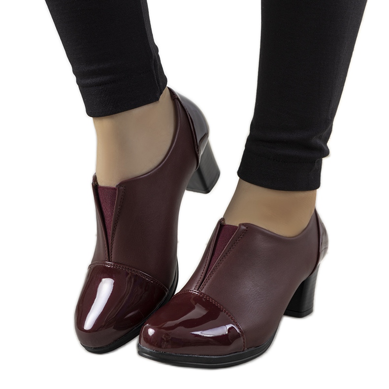 Les brogues marrons au poste de Villareal rouge Les brogues marrons au poste de Villareal rouge