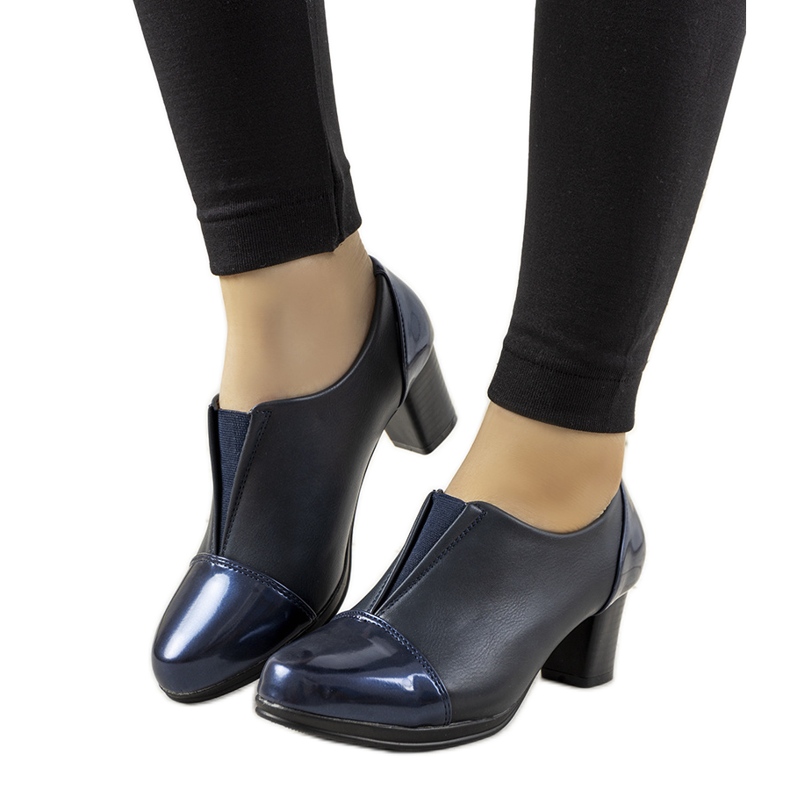 Chaussures bleu marine sur le poste de Villareal