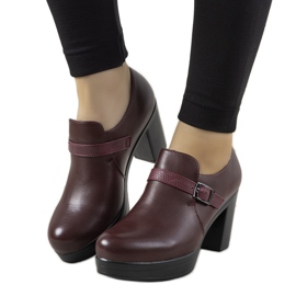 Richelieu marron sur le post Hersilia rouge