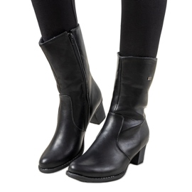 Bottes classiques noires sur le poteau Preciado
