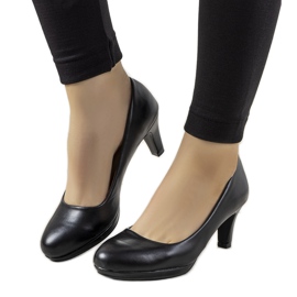 Escarpins noirs sur talon aiguille en éco-cuir Fink