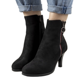 Bottes noires avec une fermeture éclair décorative Yoana