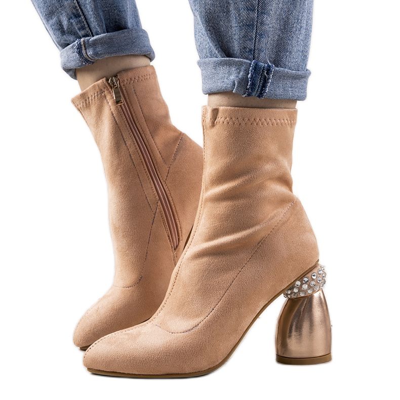 Bottines roses sur poteau décoratif Bazin Bottines roses sur poteau décoratif Bazin