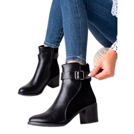 Melisa Bottes à la mode avec boucle le noir