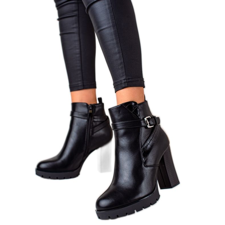 Bestelle Bottes noires sur un poste élevé le noir