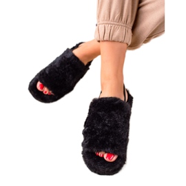 TRENDI Pantoufles noires sur une gomme