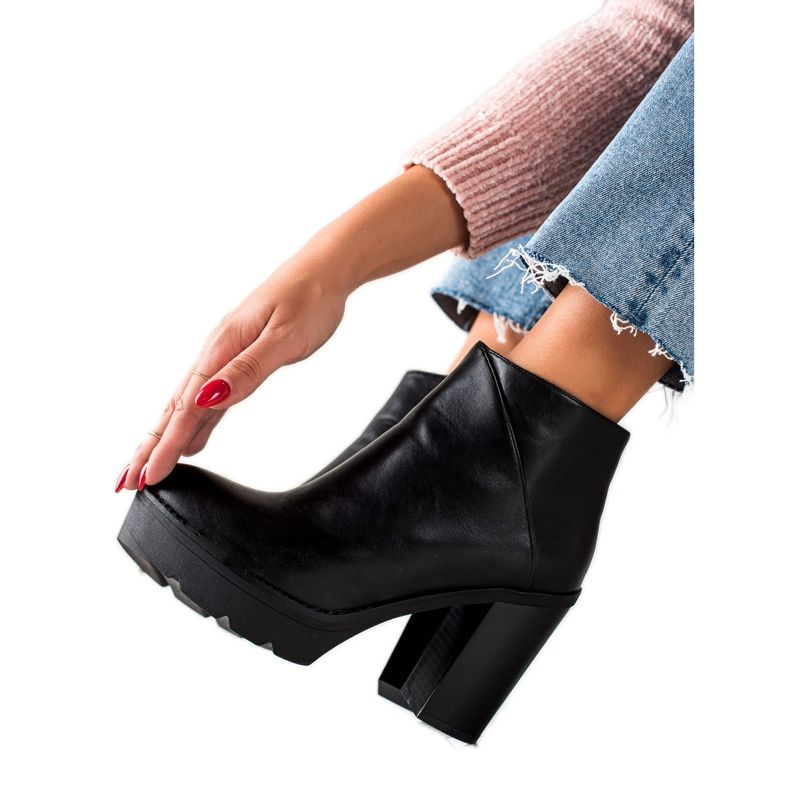 Janessa Bottes avec cuir écologique sur la plate-forme le noir