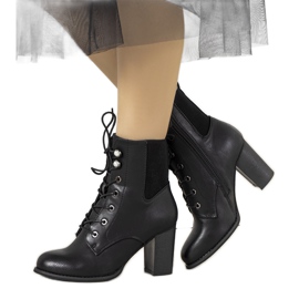 Bottines noires sur le poteau Vedette le noir Bottines noires sur le poteau Vedette le noir