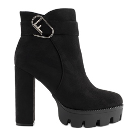Bottines noires sur le post Coralie le noir