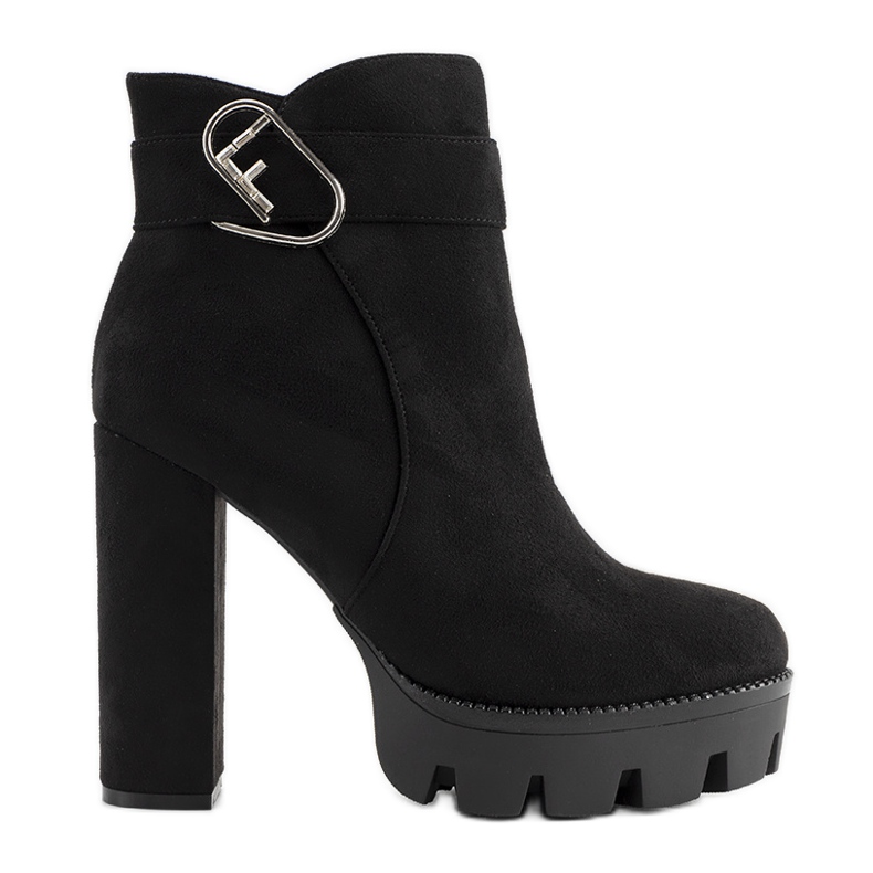 Bottines noires sur le post Coralie le noir