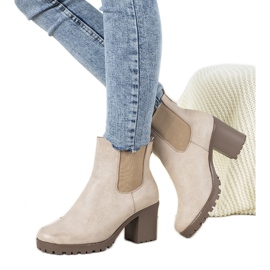 Bottes beiges sur le poteau Auger