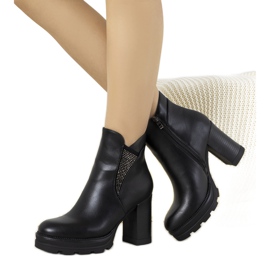 Bottines noires sur le poteau d'Ophélie le noir