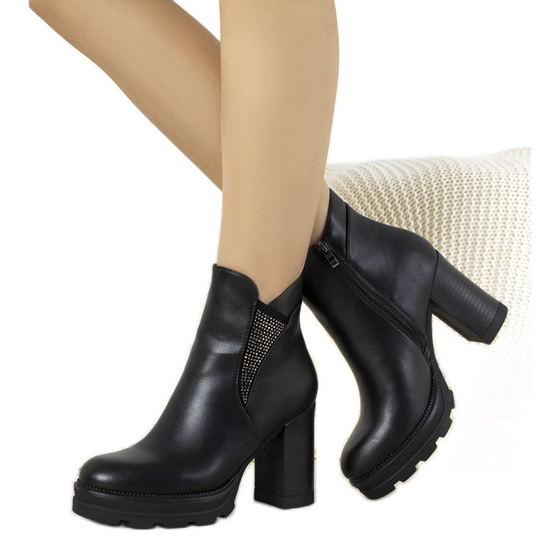 Bottines noires sur le poteau d'Ophélie le noir