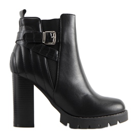 Bottines noires sur le post Adrienne le noir Bottines noires sur le post Adrienne le noir