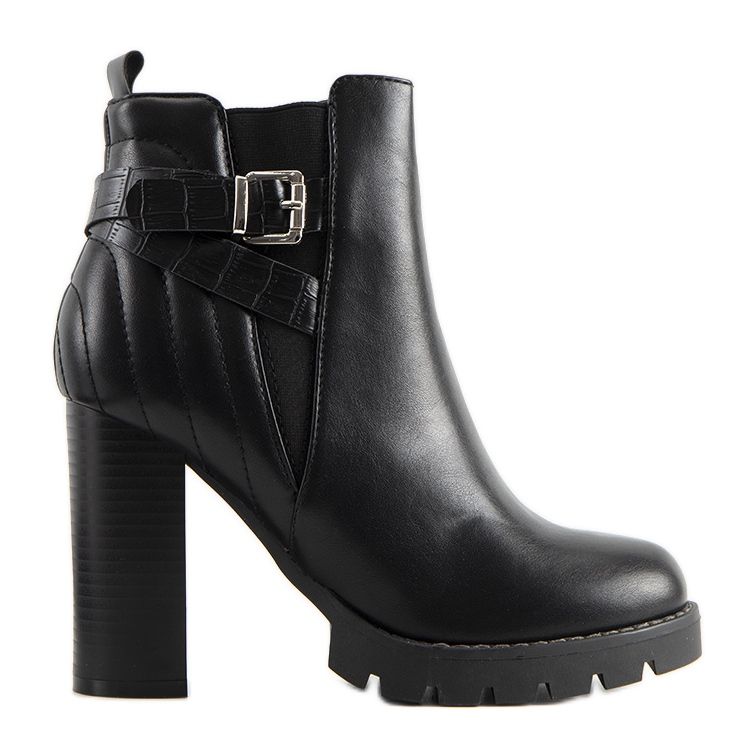 Bottines noires sur le post Adrienne le noir Bottines noires sur le post Adrienne le noir