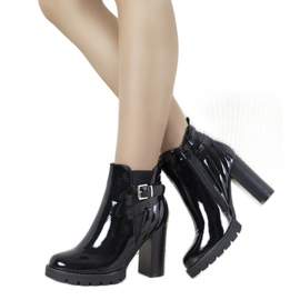 Bottines laquées noires sur le poteau Jacques