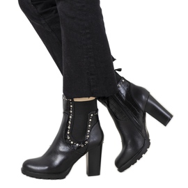 Boots noires à clous flamands le noir