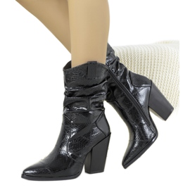 Bottes de cowboy noires à motif peau de serpent de Yolande