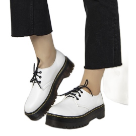 Chaussures blanches sur semelle épaisse Ronde Chaussures blanches sur semelle épaisse Ronde