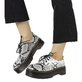 Chaussures noires à motif serpent sur une épaisse semelle Ronde blanche Chaussures noires à motif serpent sur une épaisse semelle Ronde blanche