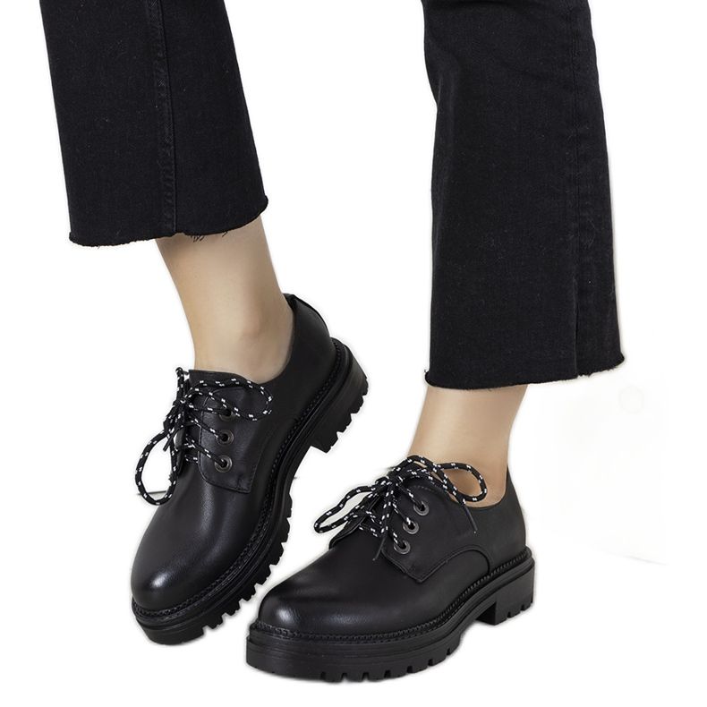 Chaussures noires sur semelle épaisse de chez Gingras le noir