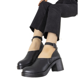 Chaussures noires sur le poste de Christiane