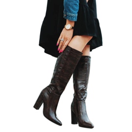 Bottes marron sur le poste de Phoebo brun noir