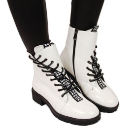 Bottines asymétriques laquées blanches Vinceza W JAN32B