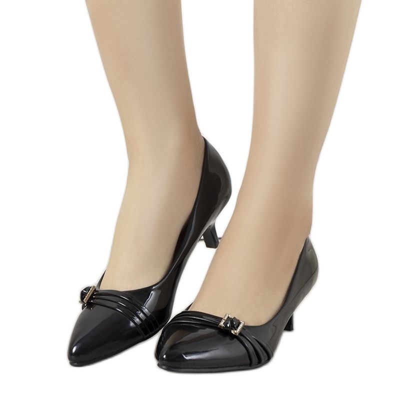 Escarpins noirs sur le talon bas de Majora le noir Escarpins noirs sur le talon bas de Majora le noir