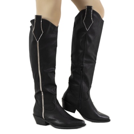 Bottes noires sur le poste de Garay le noir
