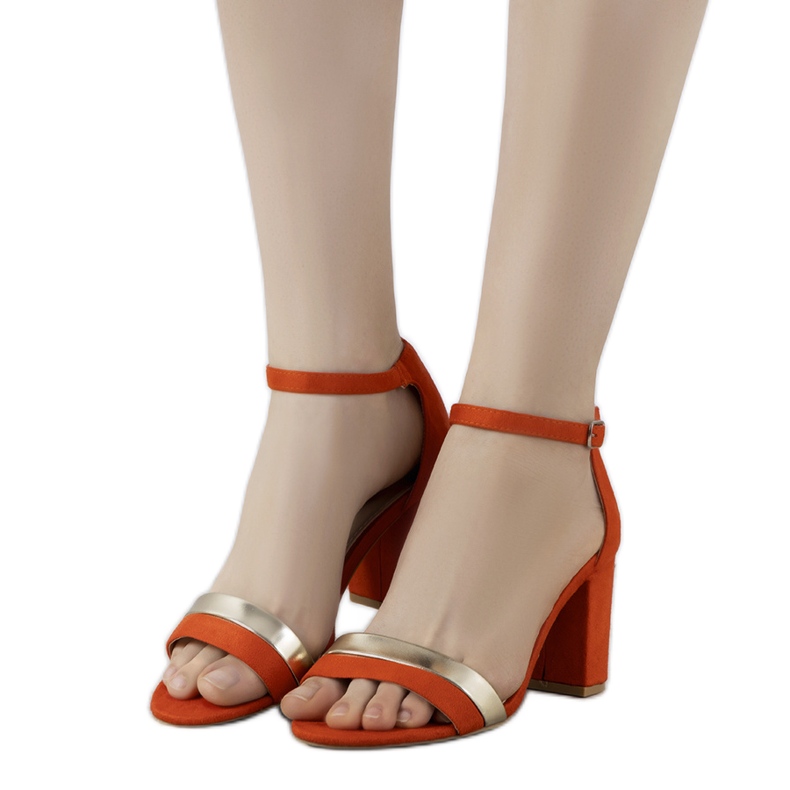 Sandales orange sur le poste Kino