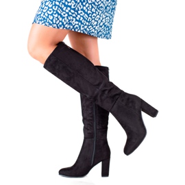 Sixth Sense Bottes classiques sur un bar le noir