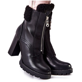 Bottes noires sur un poteau Arleston noir le noir