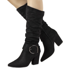 Bottes noires sur le poteau de Berie le noir Bottes noires sur le poteau de Berie le noir