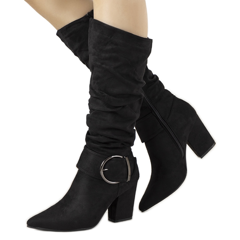 Bottes noires sur le poteau de Berie le noir Bottes noires sur le poteau de Berie le noir