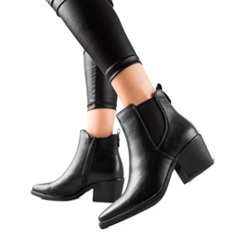 Melisa Bottes sur un poste large noir