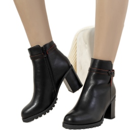 Bottes isolées noires sur le poste Murray