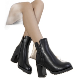 Bottes isolées noires sur le poteau Karen