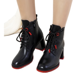 Bottes isolées noires avec une fixation Skow