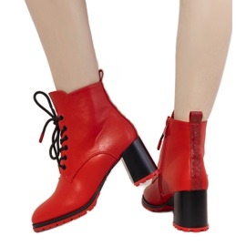 Bottes isolées rouges avec une fixation Skow