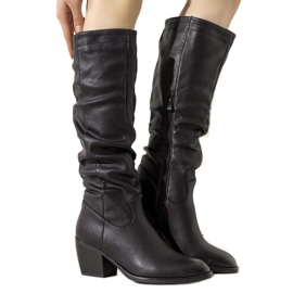 Bottes noires sur le poste Landry le noir Bottes noires sur le poste Landry le noir