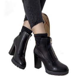 Bottines noires sur le poste Kizzy le noir