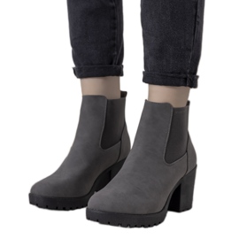 Bottes grises sur le poste isolée Brooke