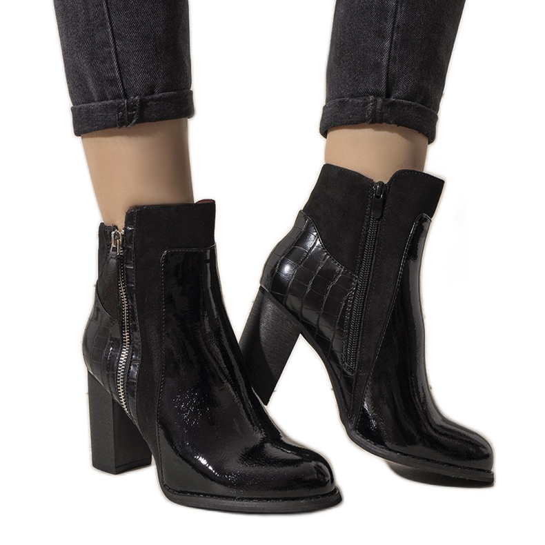 Bottes isolées noires sur le poteau Witter le noir