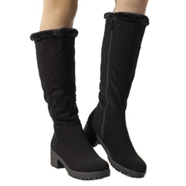 Bottes isolées noires sur le poteau Serrano