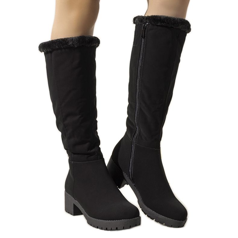 Bottes isolées noires sur le poteau Serrano le noir Bottes isolées noires sur le poteau Serrano le noir