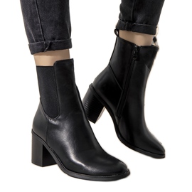 Bottes isolées noires sur le poteau Michelle le noir