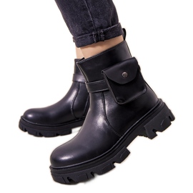 Bottes isolées noires avec un sachet Millikin le noir
