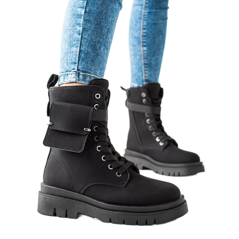 TRENDI Bottines trappe à lacets avec une poche le noir